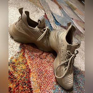 Steve Madden tan maxima sneakers